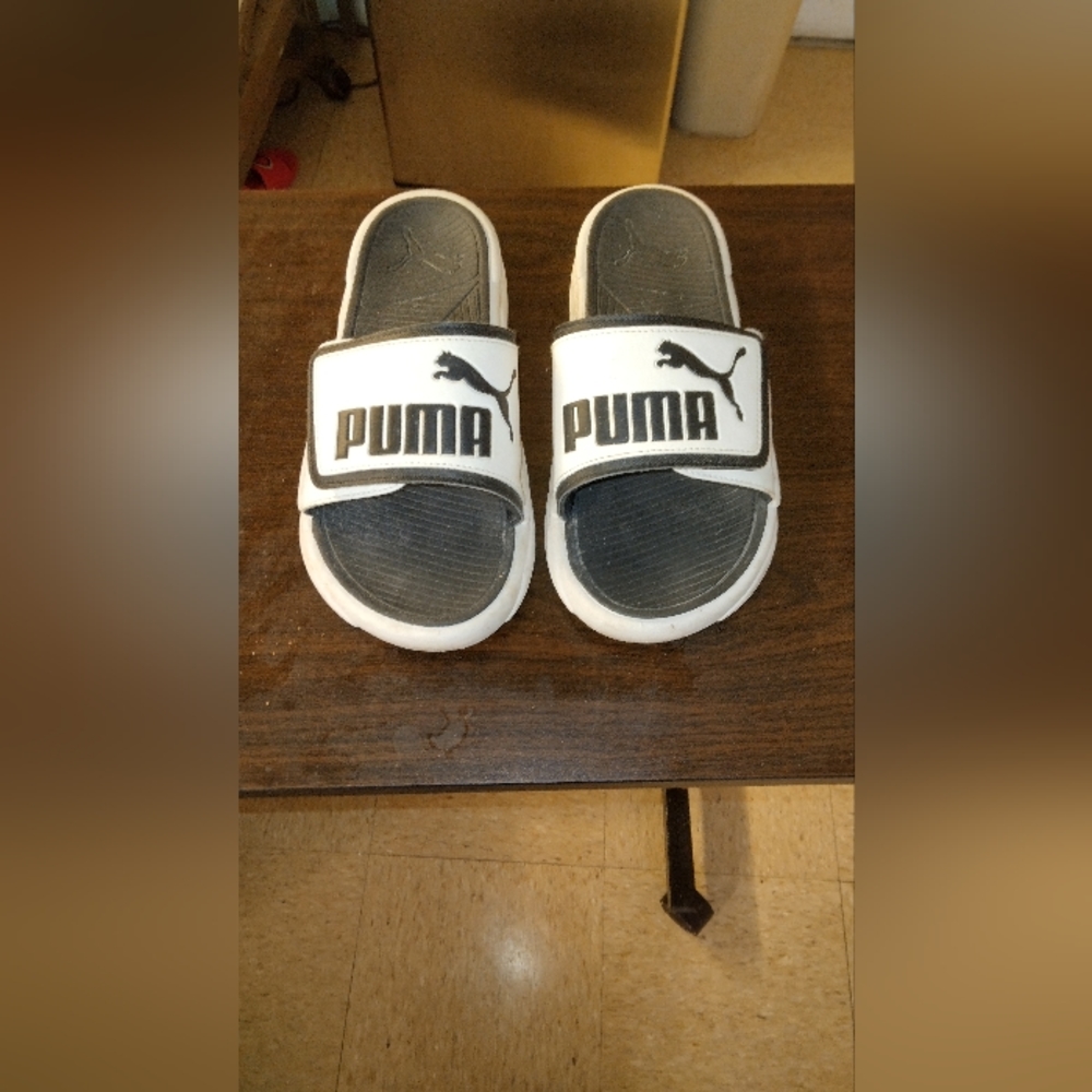 Men's pumas slides really used the condition need to be clean
